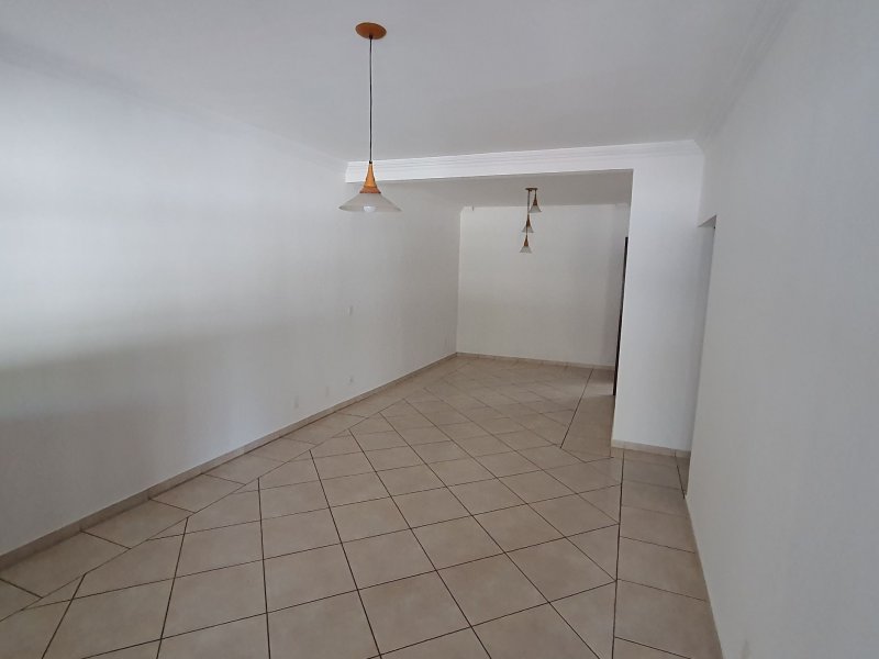 Casa à venda Califórnia com 270m² e 4 quartos por R$ 445.000 - 2032738631-sala-de-estar-ampla.jpg
