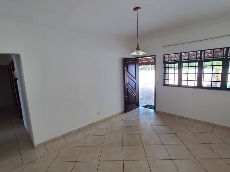 Casa à venda Califórnia com 270m² e 4 quartos por R$ 445.000 - 212228887-sala-visao-porta-principal-e-janelas.jpg