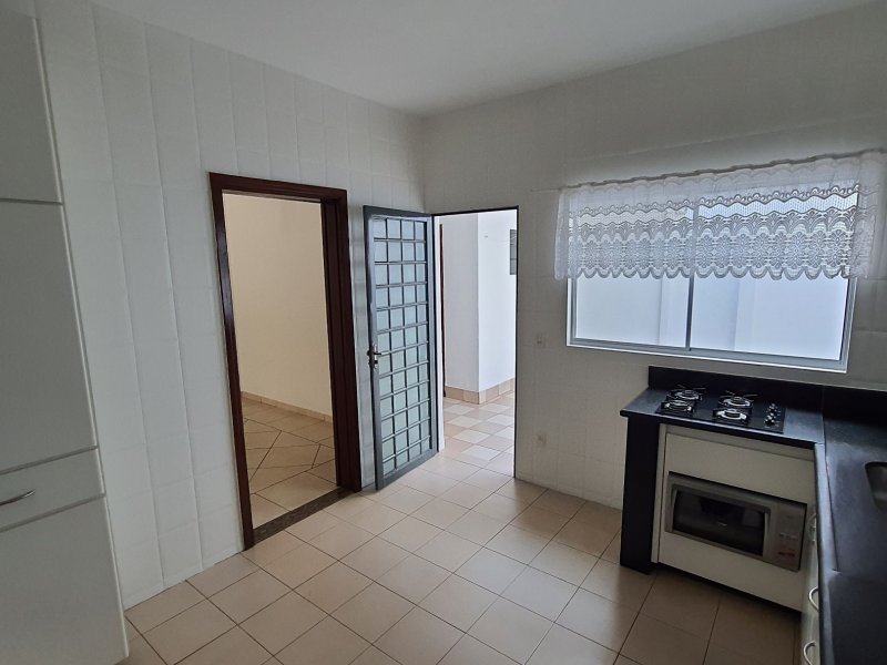 Casa à venda Califórnia com 270m² e 4 quartos por R$ 445.000 - 255929913-cozinha-em-outro-angulo.jpg