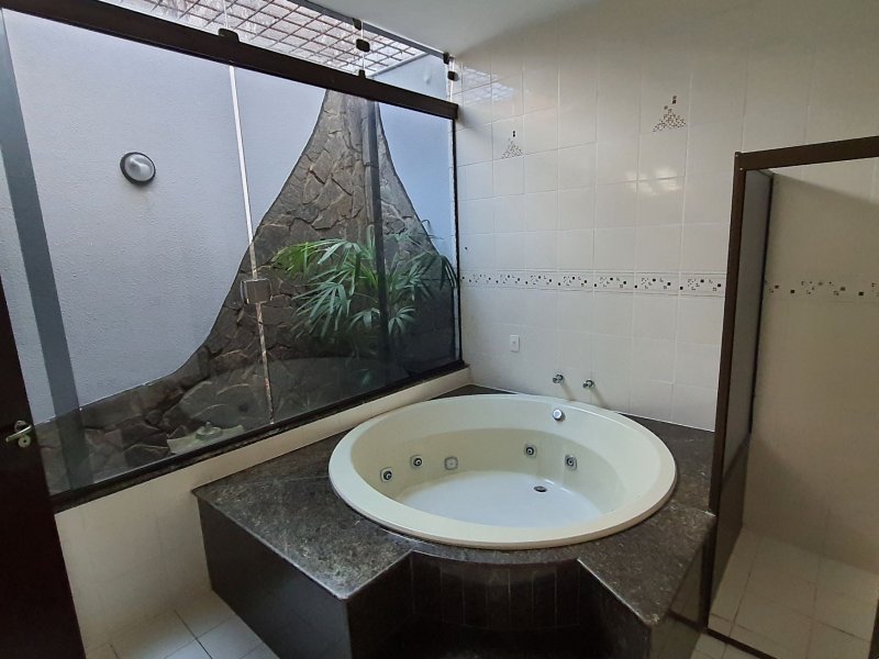 Casa à venda Califórnia com 270m² e 4 quartos por R$ 445.000 - 48459388-hidro-com-jardim-de-inverno.jpg