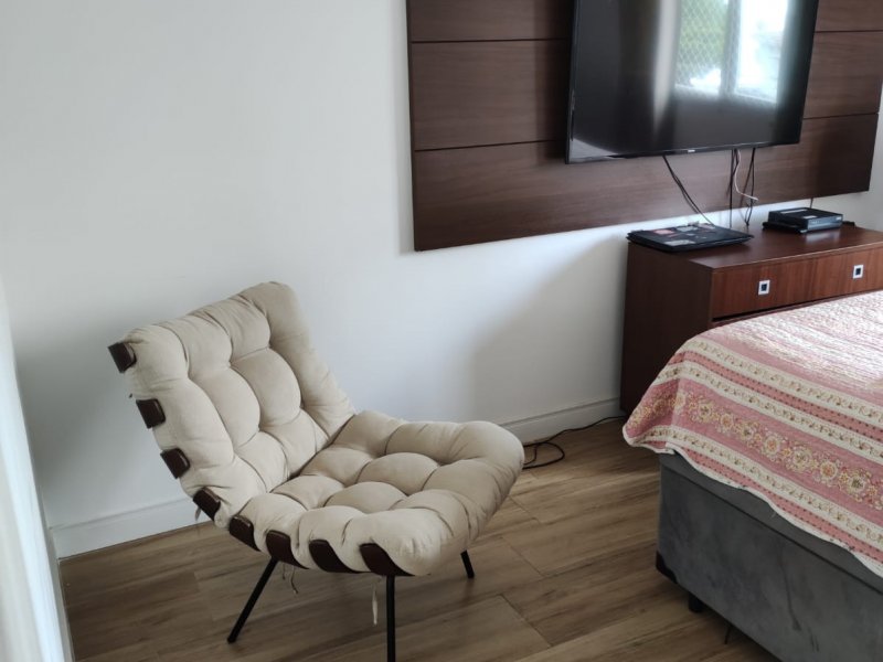 Apartamento à venda Ponta da Praia com 92m² e 2 quartos por R$ 410.000 - 2040784555-quarto-frente-mobiliado-rack.jpg