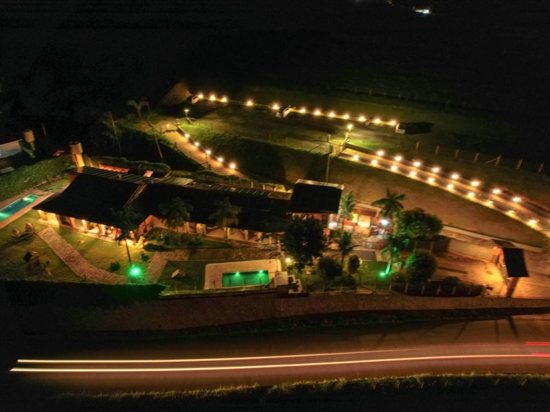 Chácara à venda Centro com 1380m² e 8 quartos por R$ 4.060.000 - 2117043013-chales-santa-catarina-visao-aerea-noturna.jpeg