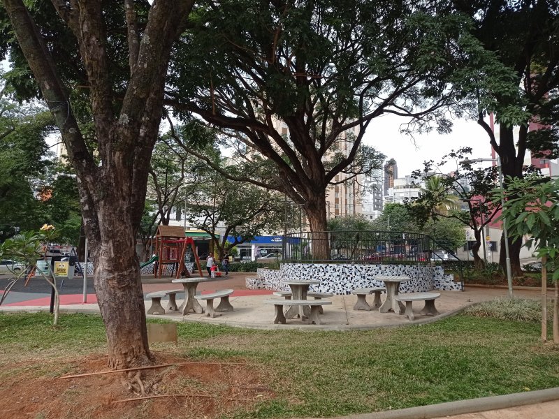 Apartamento à venda Gutierrez com 210m² e 4 quartos por R$ 1.030.000 - 1856059180-praca-em-frente-ao-ap.jpg
