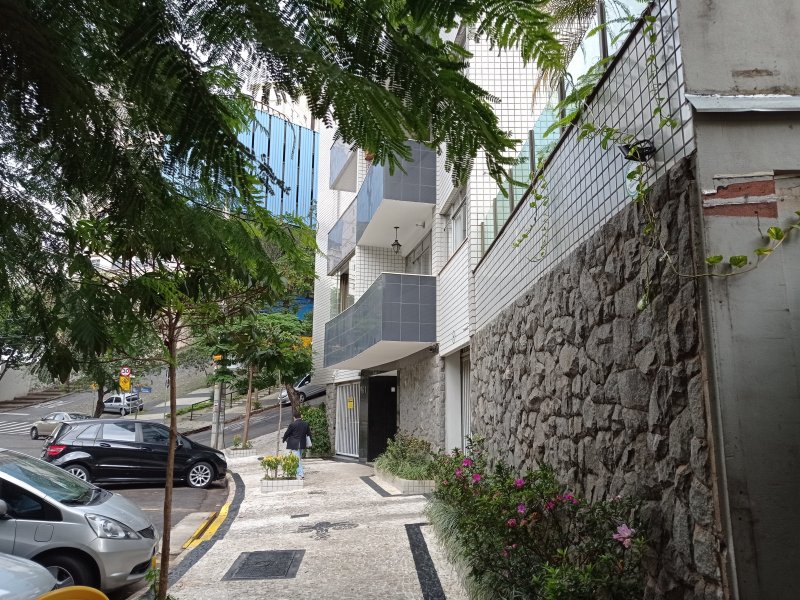 Apartamento à venda Gutierrez com 210m² e 4 quartos por R$ 1.030.000 - 1982611611-vista-lateral-da-entrada-do-predio.jpg