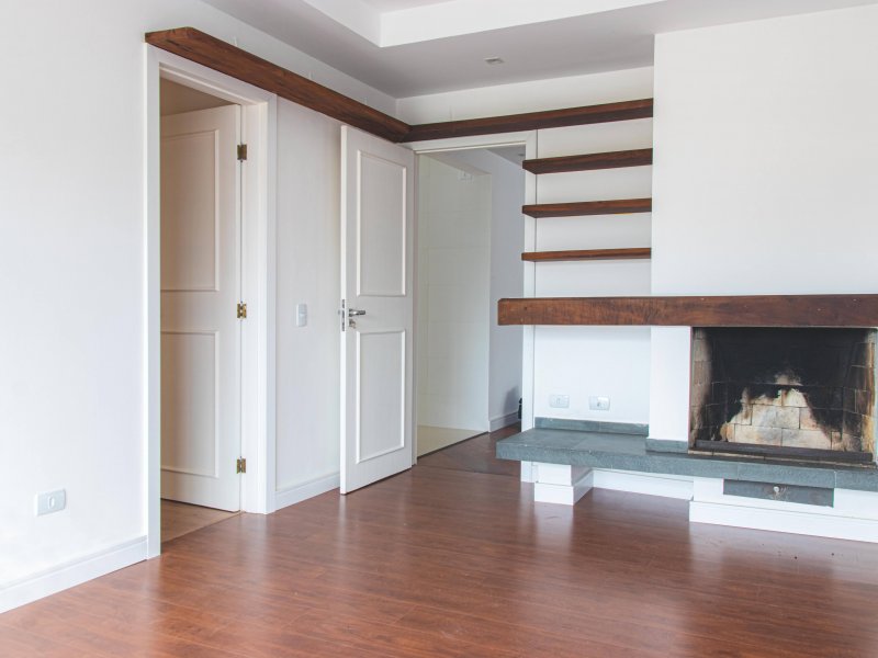 Apartamento à venda Juvevê com 145m² e 4 quartos por R$ 780.000 - 1158652752-sala-com-lareira-6.jpg