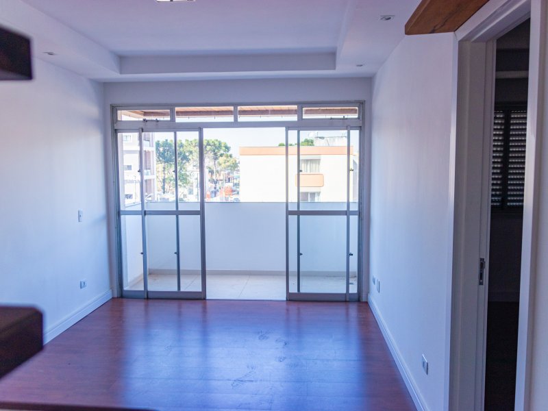 Apartamento à venda Juvevê com 145m² e 4 quartos por R$ 780.000 - 1390261334-sala-com-lareira-4.jpg