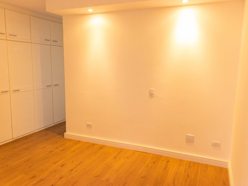Apartamento à venda Juvevê com 145m² e 4 quartos por R$ 780.000 - 1627414329-quarto-closet1.jpg