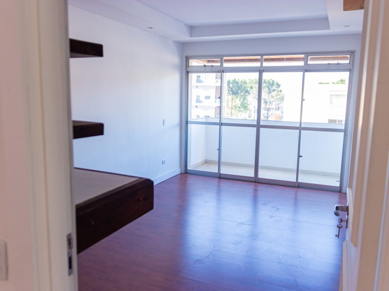 Apartamento à venda Juvevê com 145m² e 4 quartos por R$ 780.000 - 206844538-sala-com-lareira-3.jpg