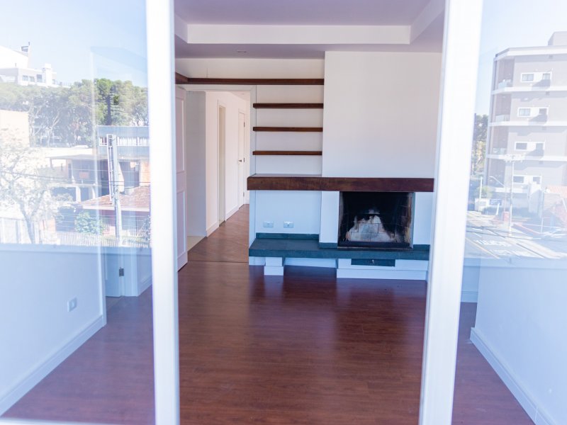 Apartamento à venda Juvevê com 145m² e 4 quartos por R$ 780.000 - 316741495-sala-com-lareira-2.jpg