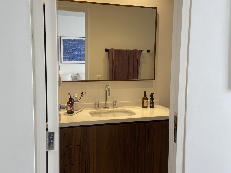 Apartamento à venda Perdizes com 92m² e 2 quartos por R$ 920.000 - 2042654364-banheiro-suite-porta.jpg