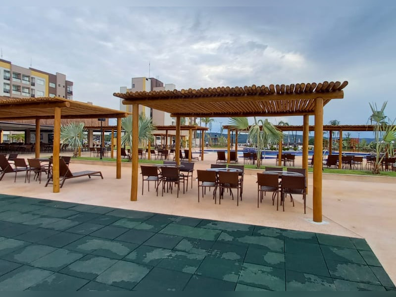 Apartamento para alugar Centro com 43m² e 1 quarto por R$ 220 - area-comum-mesas-em-frente-ao-bar.jpeg