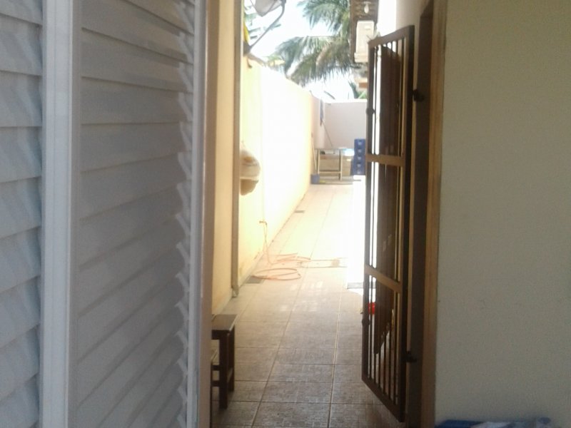 Casa à venda Praia das Palmeiras com 194m² e 2 quartos por R$ 390.000 - 1209283517-corredorexterno.jpg