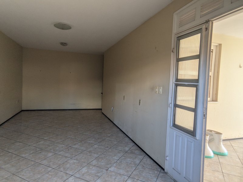 Casa à venda Cidade dos Funcionários com 310m² e 3 quartos por R$ 550.000 - 1372277256-imovel001-3-sala-foto01.jpg