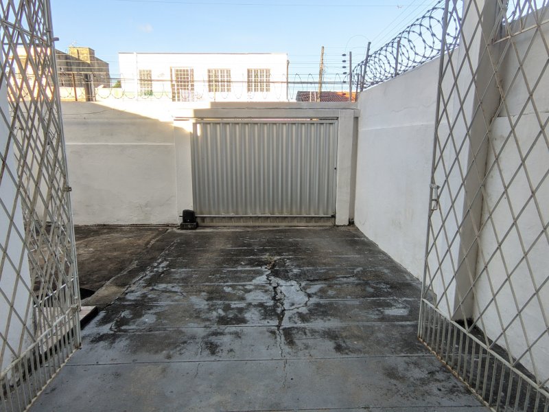 Casa à venda Cidade dos Funcionários com 310m² e 3 quartos por R$ 550.000 - 1977468494-imovel001-8-garagem-area-servico-foto04.jpg