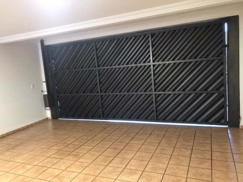 Casa à venda Jardim Lancaster com 234m² e 3 quartos por R$ 1.350.000 - garagem-por-dentro.jpeg