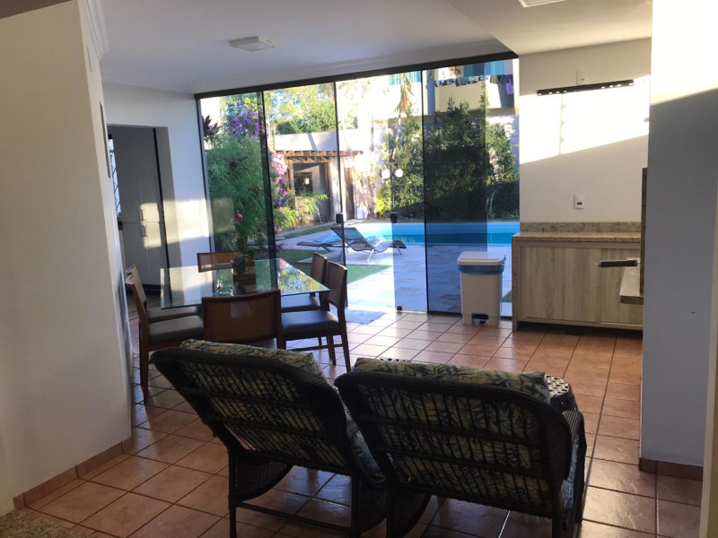 Casa à venda Jardim Lancaster com 234m² e 3 quartos por R$ 1.350.000 - vista-cadeiras-para-piscina.jpeg