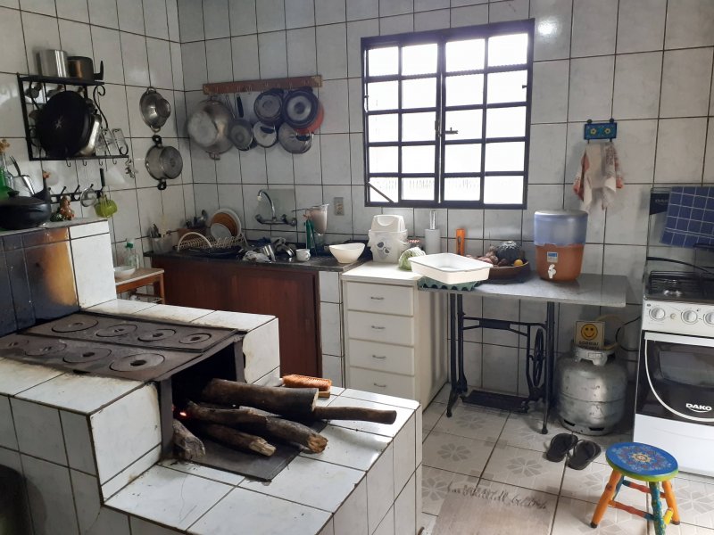 Sítio à venda Centro com 20660m² e 6 quartos por R$ 1.200.000 - 701573817-fogao-a-lenha.jpg