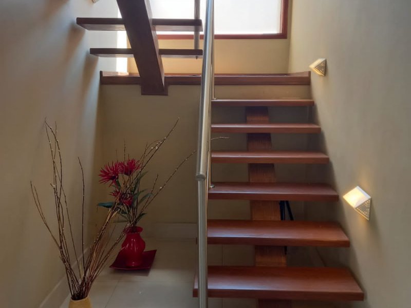Casa à venda Swiss Park com 293m² e 4 quartos por R$ 1.650.000 - 856486607-escada.jpg
