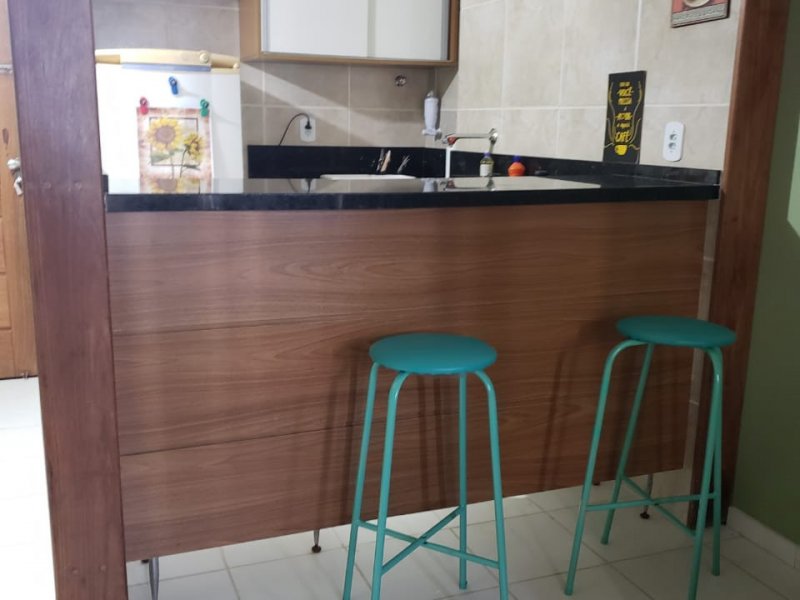 Apartamento à venda Pituba com 60m² e 1 quarto por R$ 250 - 1096679503-foto-da-cozinha-com-bancos.jpeg