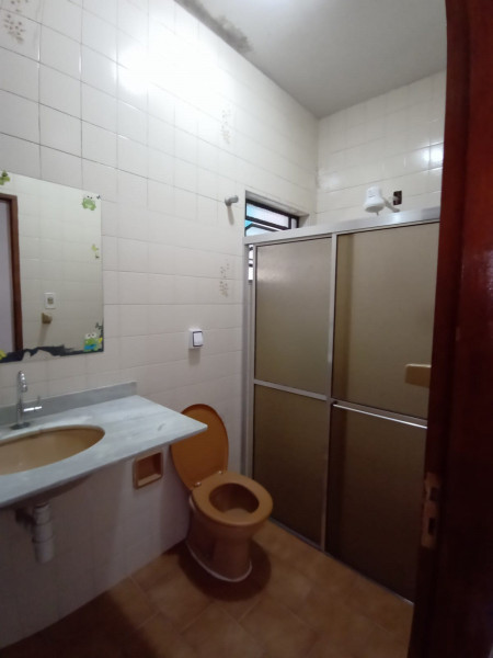 Apartamento à venda Jardim Rony com 300m² e 4 quartos por R$ 800.000 - 422243127-banheiro-foto.jpeg