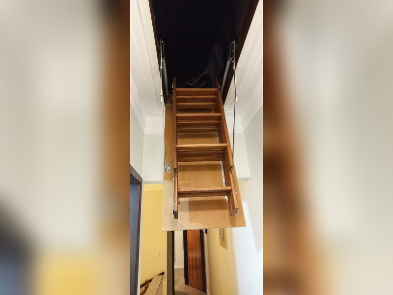 Casa à venda Vila América com 175m² e 3 quartos por R$ 949.000 - escada-soton-1.jpg