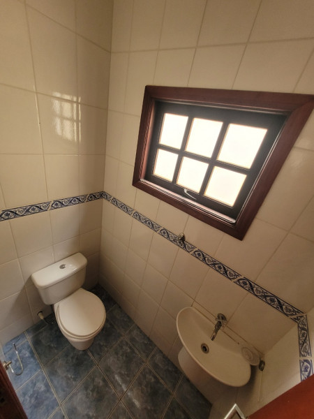 Casa à venda Portal das Colinas com 360m² e 3 quartos por R$ 820.000 - 1116256081-lavabo.jpg