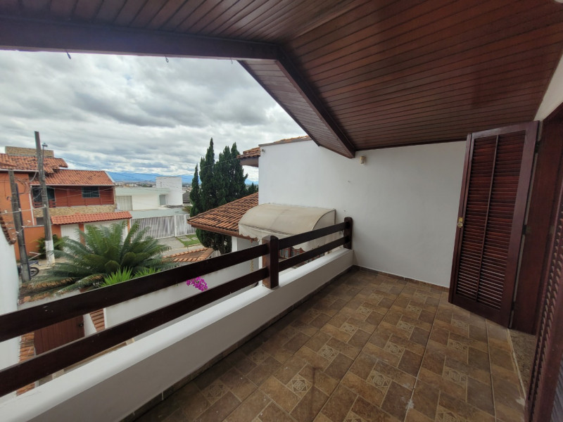 Casa à venda Portal das Colinas com 360m² e 3 quartos por R$ 820.000 - 1497138549-varanda.jpg