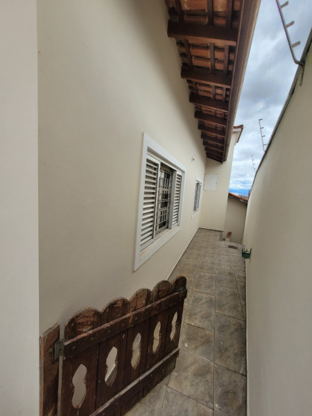 Casa à venda Portal das Colinas com 360m² e 3 quartos por R$ 820.000 - 149832333-corredor-externo.jpg