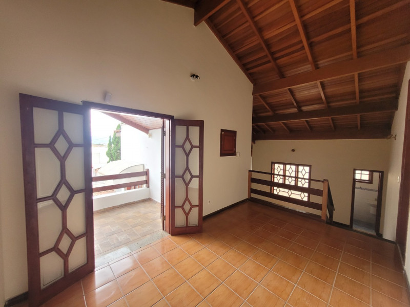 Casa à venda Portal das Colinas com 360m² e 3 quartos por R$ 820.000 - 2044071568-sala-superior.jpg