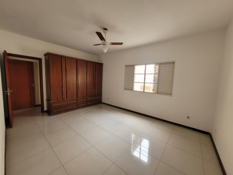 Casa à venda Portal das Colinas com 360m² e 3 quartos por R$ 820.000 - 207232216-quarto-casal-2.jpg