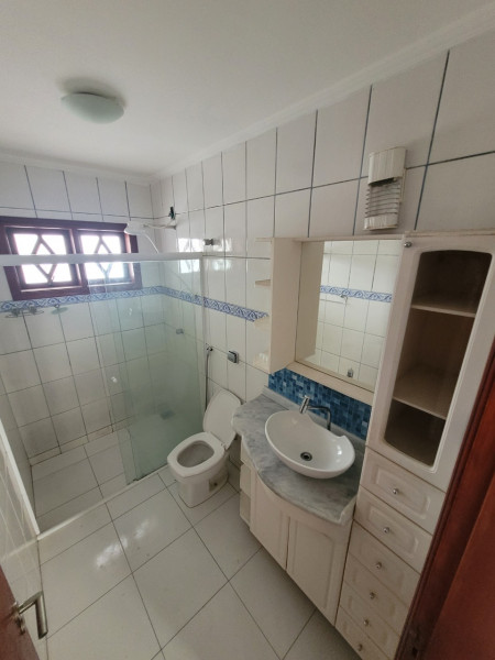 Casa à venda Portal das Colinas com 360m² e 3 quartos por R$ 820.000 - 2089979729-banheiro.jpg