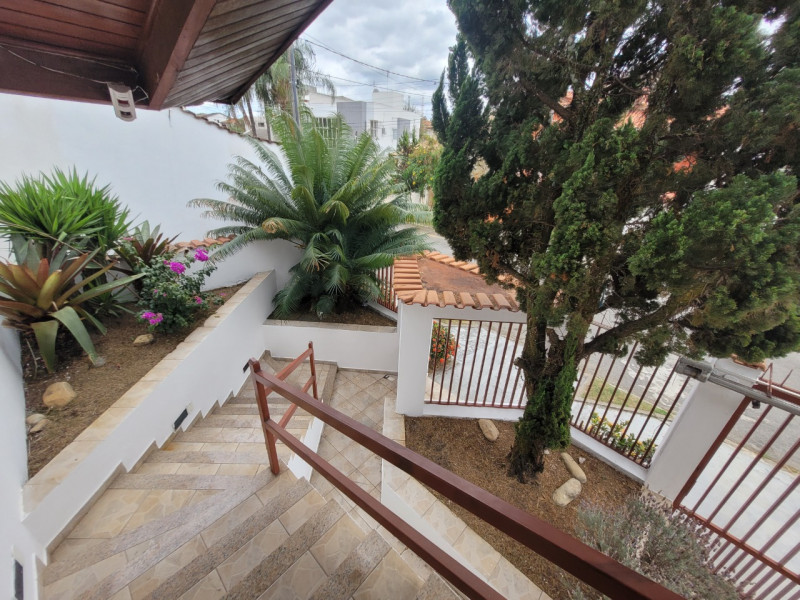 Casa à venda Portal das Colinas com 360m² e 3 quartos por R$ 820.000 - 330830632-jardim.jpg