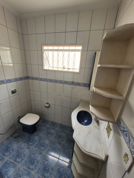 Casa à venda Portal das Colinas com 360m² e 3 quartos por R$ 820.000 - 368672235-banheiro-social.jpg