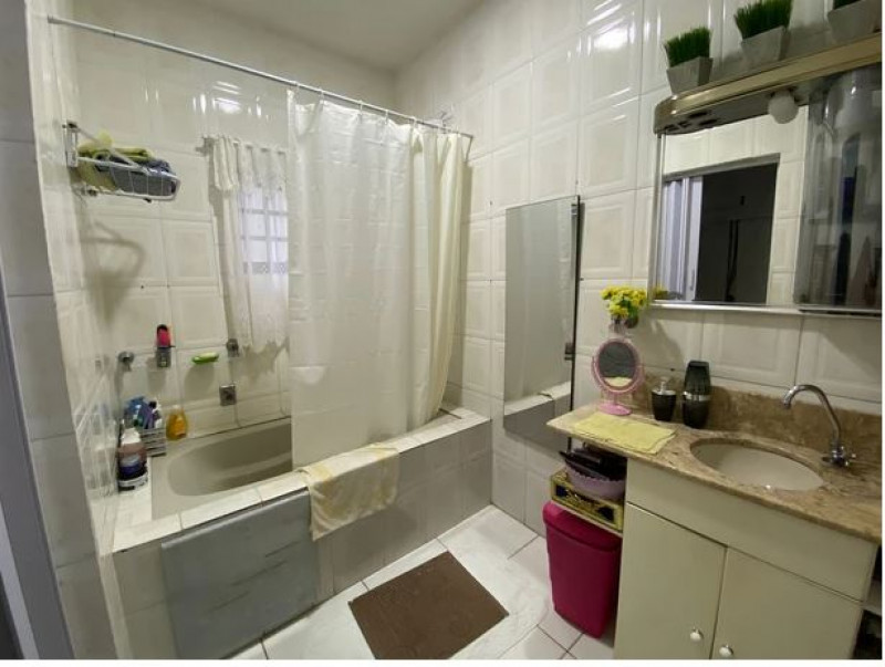 Casa à venda Jardim Itapema com 420m² e 5 quartos por R$ 580.000 - 1365985332-banheiro-suit.JPG