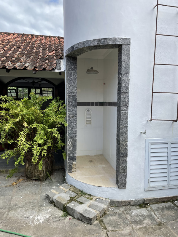 Casa à venda Itaúna com 297m² e 5 quartos por R$ 750.000 - 1615764318-8-ducha-sob-reservatorio-12-m3-na-area-descoberta-interna.jpg