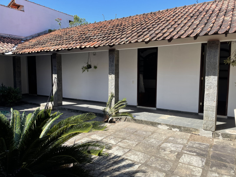 Casa à venda Itaúna com 297m² e 5 quartos por R$ 750.000 - 2085951493-11-area-descoberta-e-varanda-acesso-aos-quartos.jpg