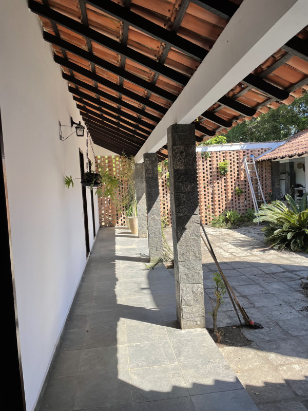 Casa à venda Itaúna com 297m² e 5 quartos por R$ 750.000 - 2090981223-10-varanda-lateral-de-acesso-aos-quartos.jpg