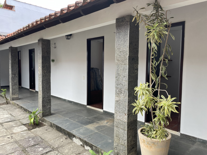 Casa à venda Itaúna com 297m² e 5 quartos por R$ 750.000 - 2133682615-9-area-interna-e-varanda-de-acesso-aos-quartos.jpg