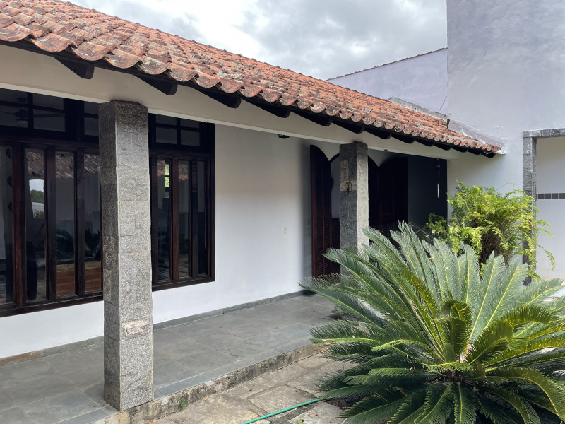 Casa à venda Itaúna com 297m² e 5 quartos por R$ 750.000 - 254070842-17-varanda-de-acesso-area-social.jpg