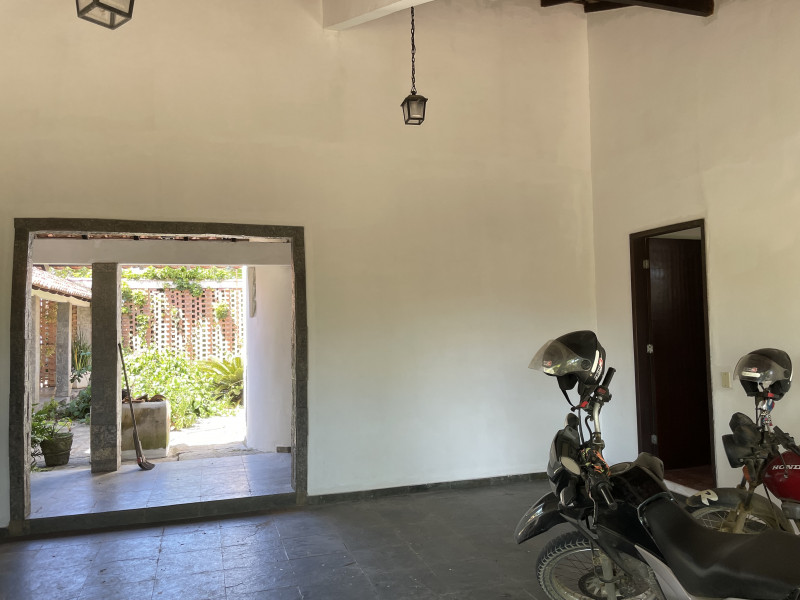 Casa à venda Itaúna com 297m² e 5 quartos por R$ 750.000 - 678522910-7-garagem-e-vista-area-descoberta-interna.jpg