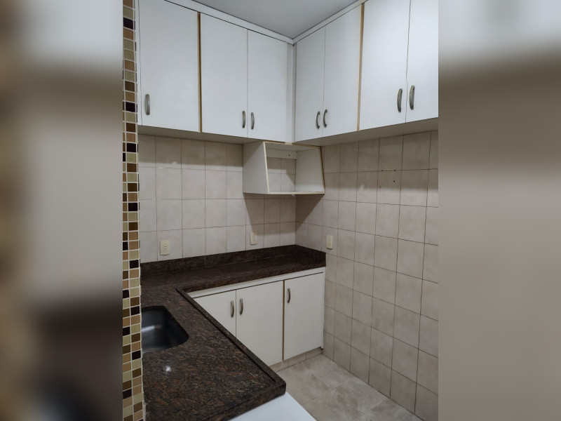 Apartamento à venda Santa Rosa com 70m² e 2 quartos por R$ 330.000 - ap-101-cozinha-armario-e-microondas.jpeg