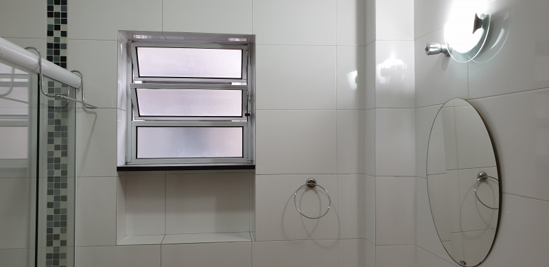 Apartamento à venda Bom Retiro com 75m² e 2 quartos por R$ 399.000 - 1771569130-banheiro-vitro-basculante-nicho-e-espelho.jpg