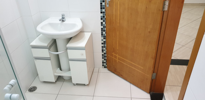 Apartamento à venda Bom Retiro com 75m² e 2 quartos por R$ 399.000 - 281332066-banheiro-pia-e-porta.jpg