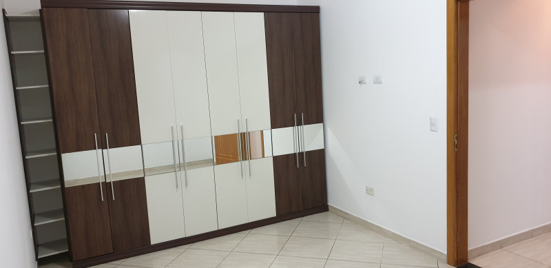 Apartamento à venda Bom Retiro com 75m² e 2 quartos por R$ 399.000 - 62960738-quarto-casal-guarda-roupa-e-porta-de-entrada.jpg