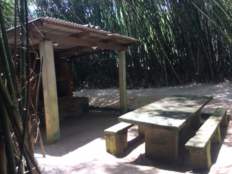 Chácara à venda Ribeirão da Ilha com 6100m² e 3 quartos por R$ 10.990.000 - 1936329701-churras-angulo.jpg