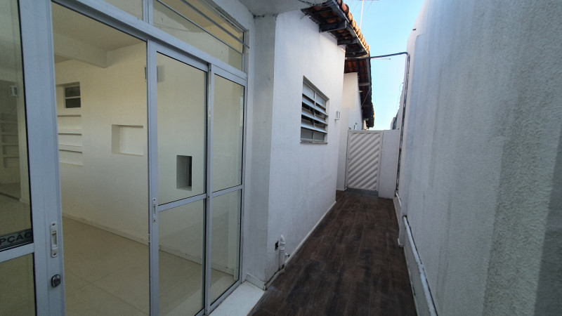 Comercial para alugar Stiep com 290m² e 1 quarto por R$ 6.500 - 1687025078-area-externa-lateral-direita-frente.jpg