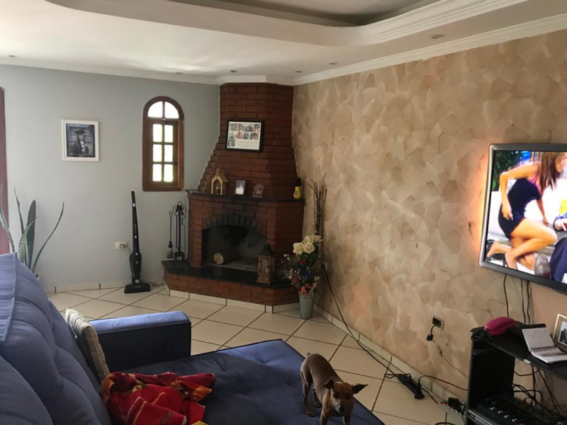 Casa de condomínio à venda Centro com 376m² e 4 quartos por R$ 692.000 - 1458841757-sala-com-lareira.jpeg