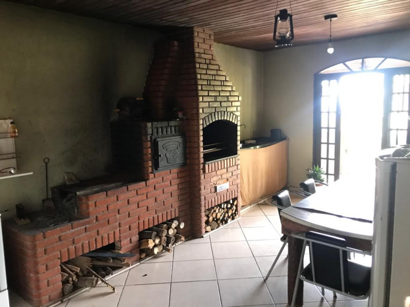 Casa de condomínio à venda Centro com 376m² e 4 quartos por R$ 692.000 - 1547861647-cozinha-caipira-fogao-churrasqueira-e-forno-a-lenha.jpeg