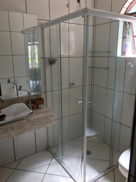 Casa de condomínio à venda Centro com 376m² e 4 quartos por R$ 692.000 - 2068962932-banheiro-lavabo-sala.jpeg
