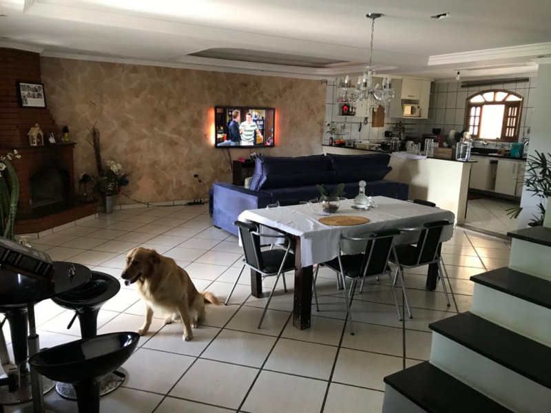 Casa de condomínio à venda Centro com 376m² e 4 quartos por R$ 692.000 - 2075213462-sala-de-estar.jpeg